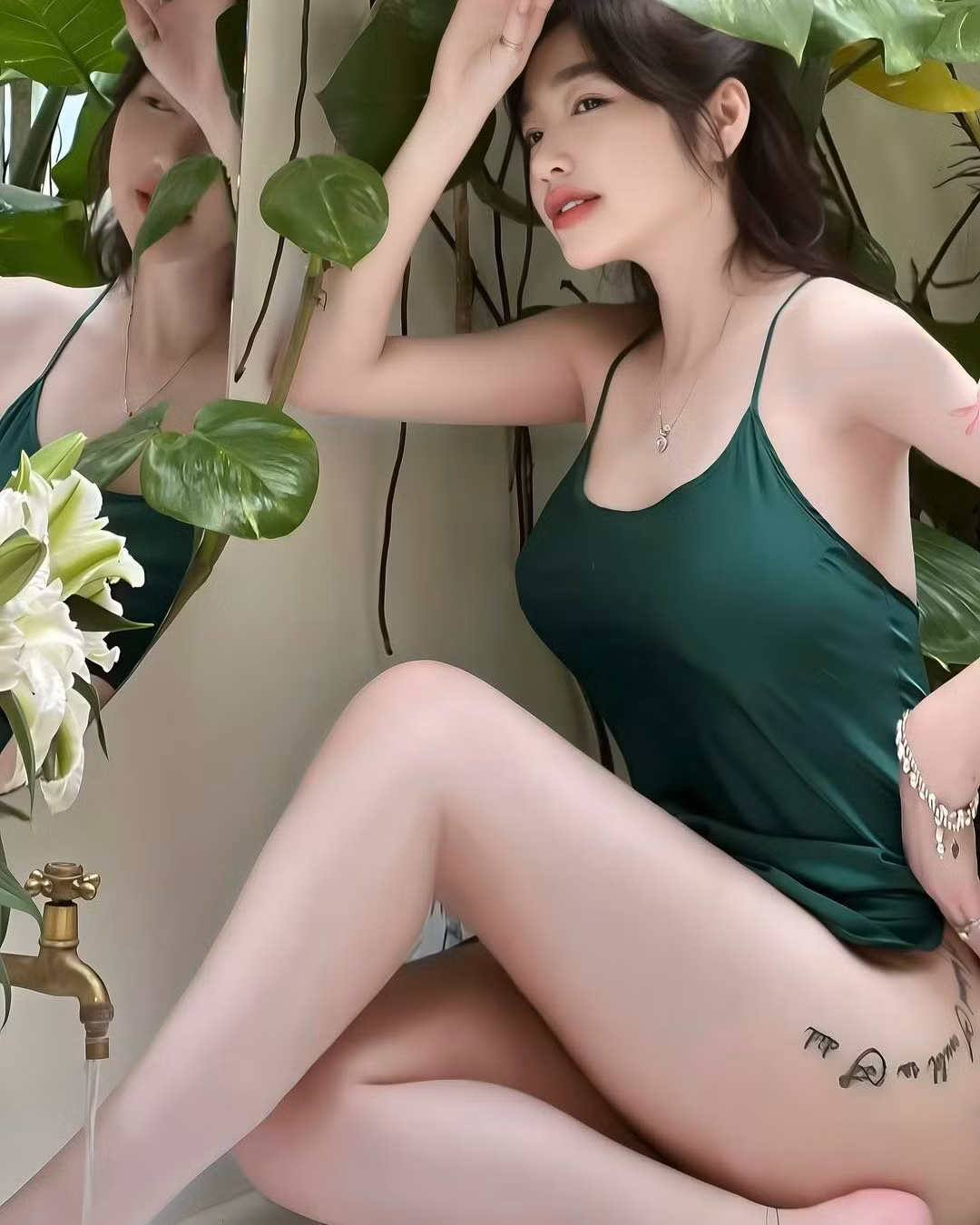 Elly Trần tên thật Nguyễn Kim Hồng, sinh năm 1995. Cô bắt đầu "nổi như cồn" trong cộng đồng giới trẻ năm 2009 nhờ những bức ảnh khoe thân cùng vòng một nóng bỏng.