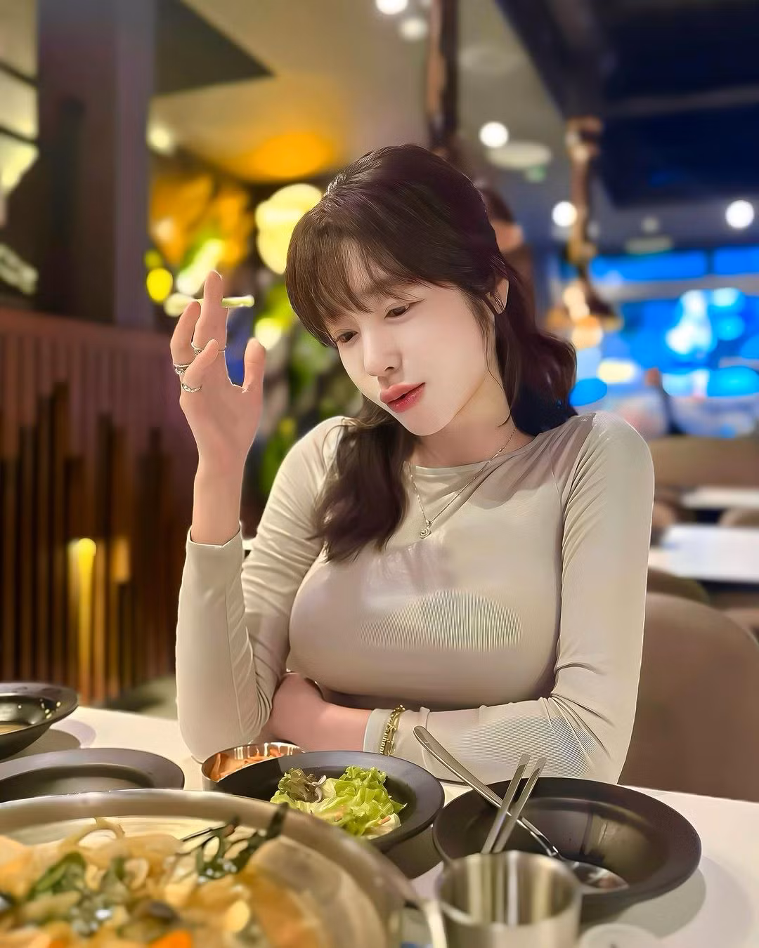 Ngày đó, ở đỉnh cao sự nghiệp, cô bất ngờ "ở ẩn" để sinh con và hạn chế tham gia showbiz. Cách đây không lâu, cô nàng khiến netizen bất ngờ khi tố cáo chồng Tây đại gia ngoại tình, bỏ bê con cái. Elly Trần còn tiết lộ chuyện vào ngày sinh nhật con gái, chồng cũ của cô chỉ mang đến ba gói bánh nhỏ chứ không phải một món quà đẹp đẽ, lịch sự.