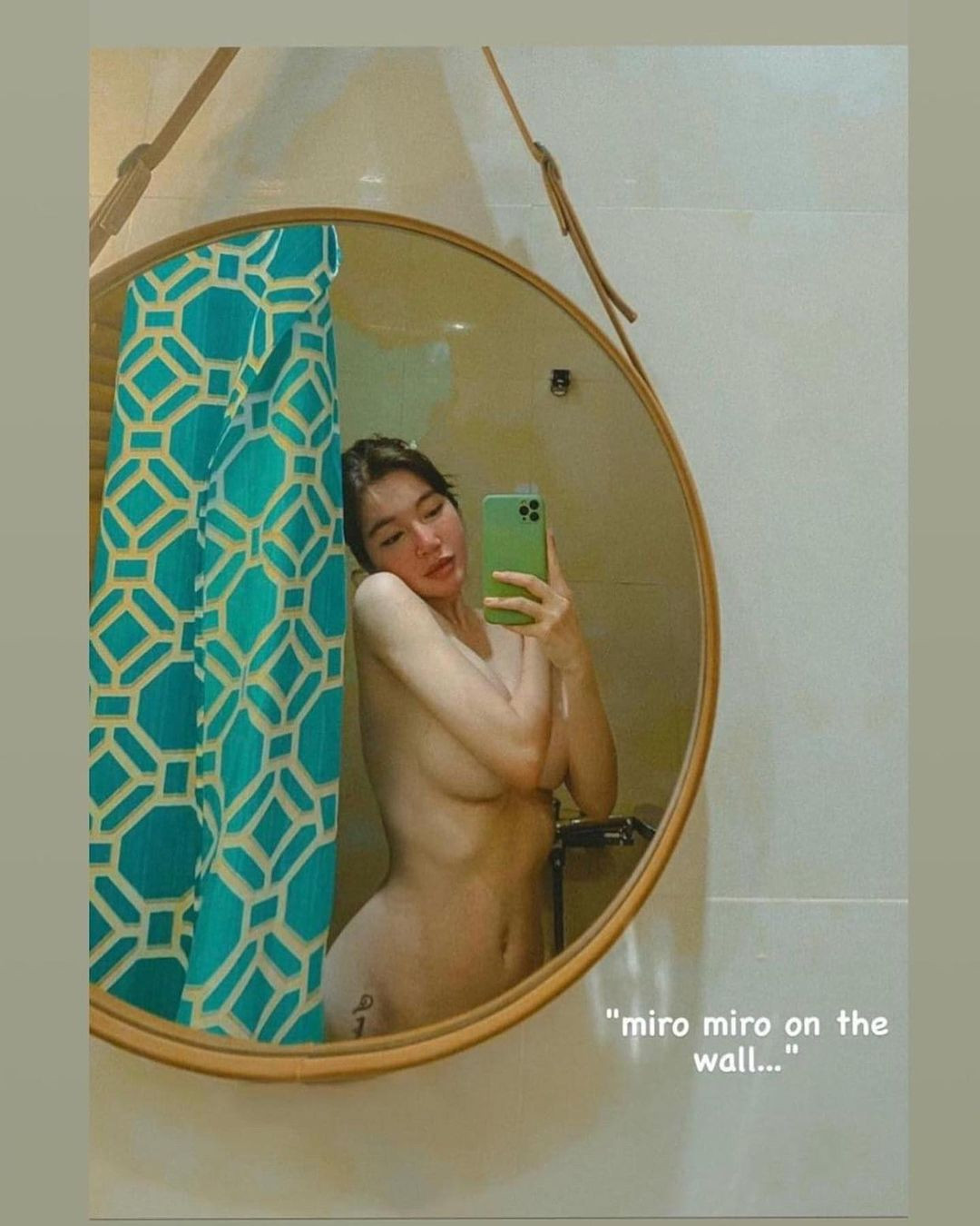 Bức ảnh khỏa thân chụp trước gương của cô nàng khiến netizen đứng ngồi không yên vì khoe trọn thắt eo nhỏ nhắn cùng vòng 1 tròn trịa lấp ló.