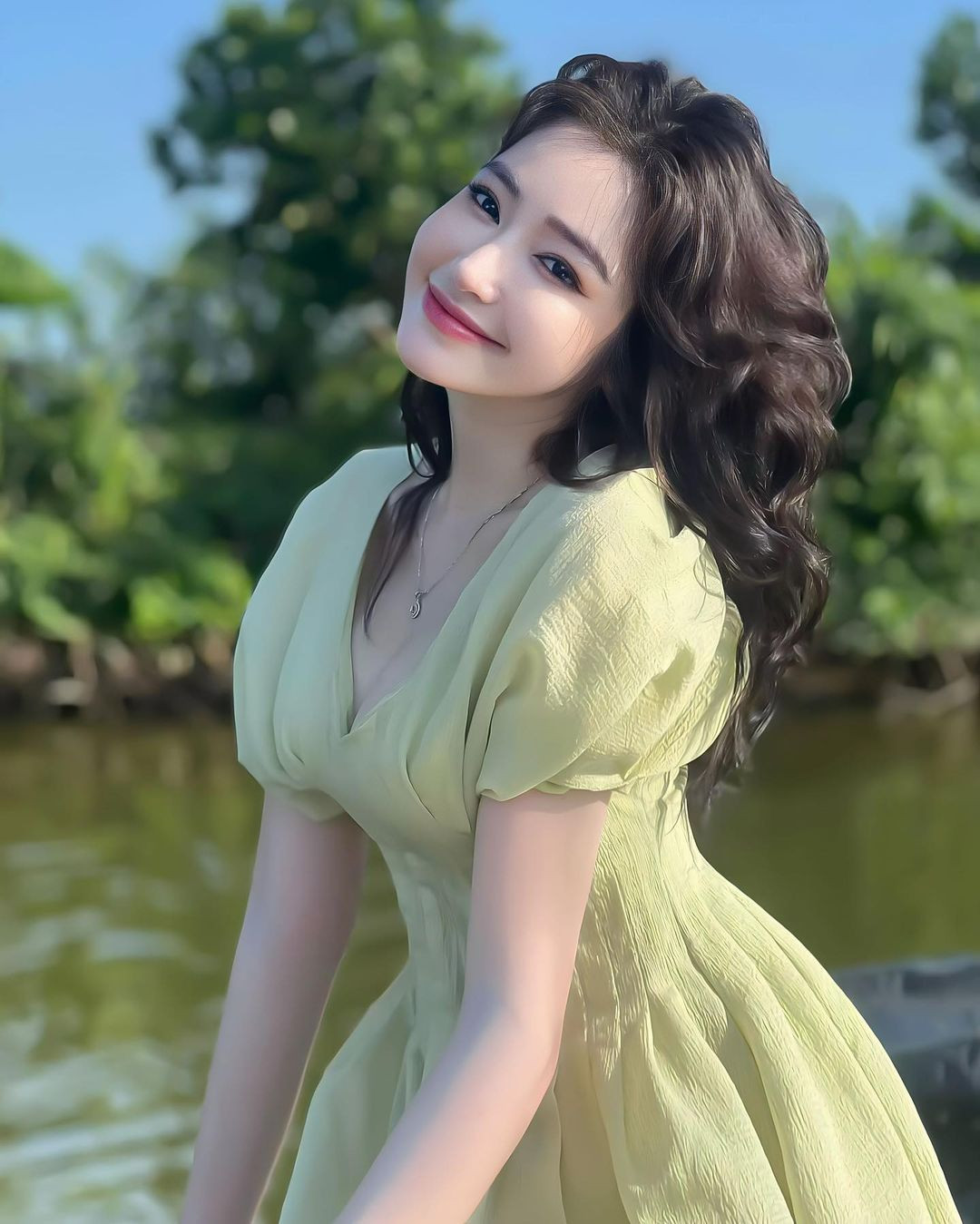 Hơn 10 năm trước, Elly Trần đã nổi lên như một hiện tượng nhờ những bức hình khoe thân gợi cảm. Cô nàng từng được mệnh danh là người có vòng 1 đẹp nhất trong dàn hot girl đời đầu.