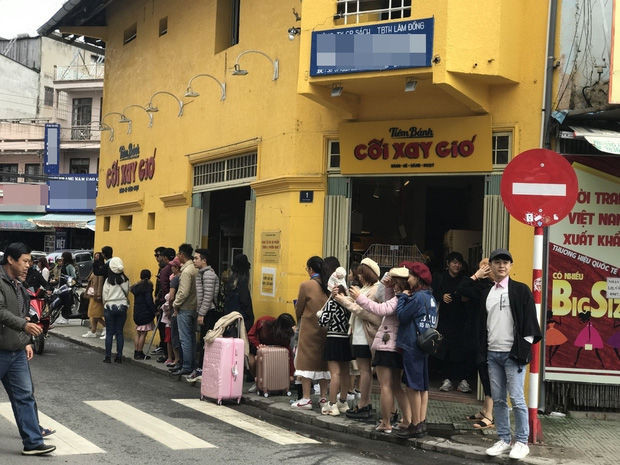 Địa điểm chụp hình sống ảo hot nhất Đà Lạt: Tiệm bánh Cối xay gió luôn ở trong tình trạng quá tải. Thậm chí nhiều người vội vã đến đây xếp hàng chụp ảnh còn chưa kịp về khách sạn cất hành lý. Ảnh: Hoa Học Trò Xem thêm clip: Mặt trái du lịch Đà Lạt | VTC14 - Nguồn: Youtube