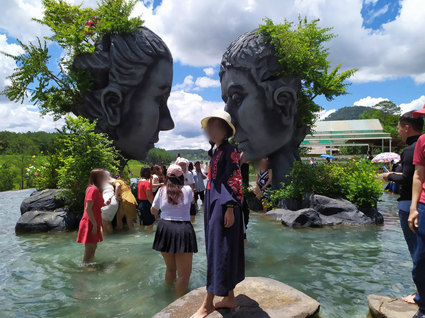 Thế nhưng mới đây, những hình ảnh đông đúc, chen chúc tại thành phố Đà Lạt xuất hiện trên mạng xã hộ khiến khách du lịch hết hồn. Ảnh: Kim Lương Hoàng