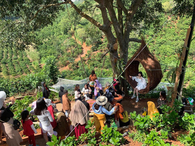 Để có được một bức ảnh "sống ảo", nhiều người toát hồ hôi hột xếp hàng từ sáng sớm. Liệu đây có thật sự là đi du lịch hay là đi "hành xác"? Ảnh: Phạm Thanh Sơn