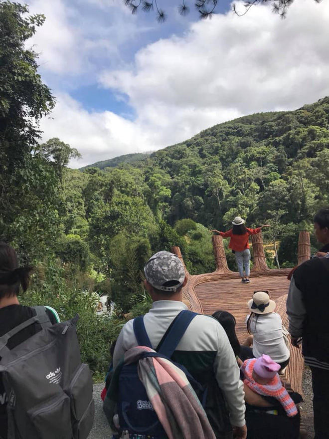 Đà Lạt mất đi cái vẻ yên tĩnh, mơ màng vốn có thay vào đó là luôn luôn đông đúc, nhốn nháo. Dòng người đông như trảy hội lũ lượt đổ về thành phố mộng mơ này. Ảnh: Nhỏ Ngư Bào