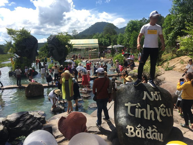 Đám đông khách du lịch Đà Lạt nhốn nháo, tranh giành nhau một vị trí đẹp để chụp ảnh khiến nhiều người khiếp vía. Ảnh: Được Nguyễn