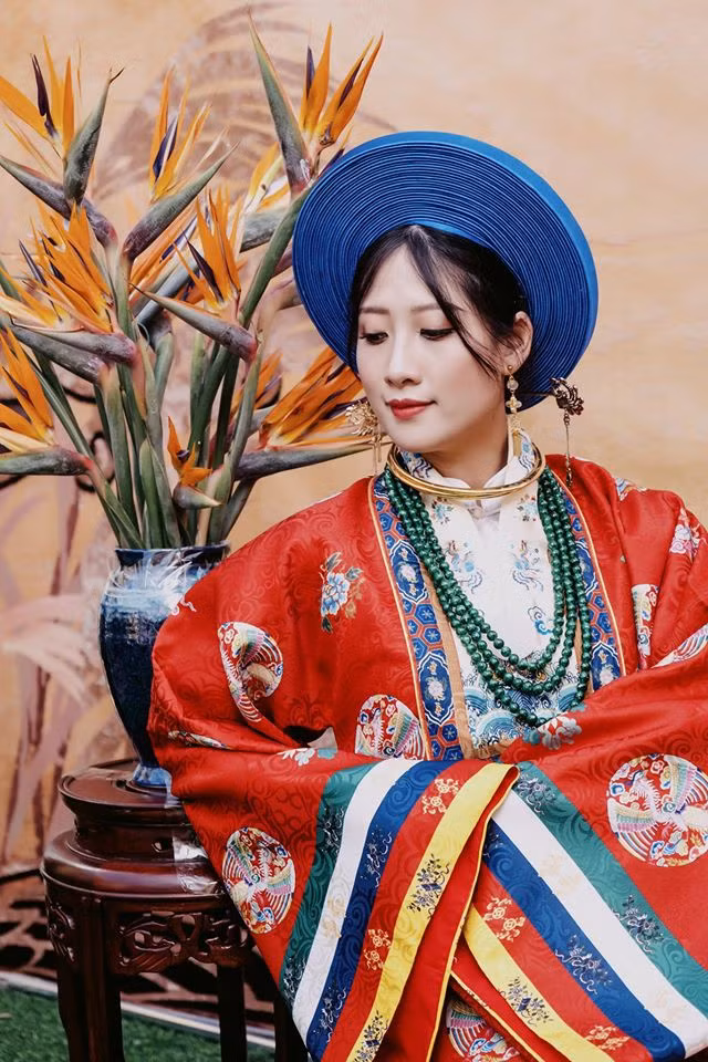 Thuỳ Anh chia sẻ khó khăn nhất khi thực hiện bộ ảnh này là trang phục cho cô dâu chú rể. Áo Nhật Bình được đặt may bằng chất liệu gấm để vừa tạo sự uyển chuyển vừa giữ được dáng. Còn áo Tấc được may bằng chất liệu tơ xước để vừa thoáng mát, không bị quá thướt tha, tạo sự mạnh mẽ.