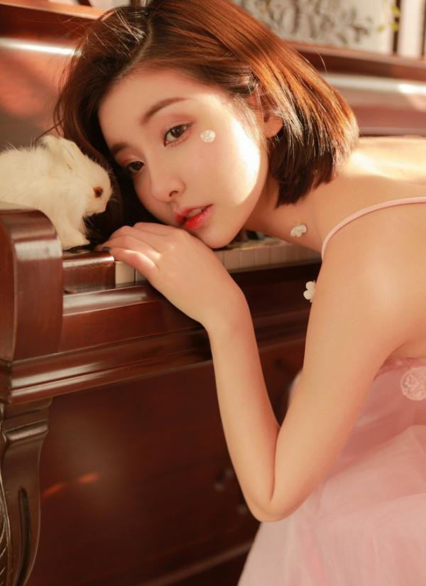 Trong list bạn gái cũ dài dằng dặc của Vương Tư Thông, cô nàng sinh năm 1995 này được khá nhiều người chú ý do có thời gian hẹn hò với vị thiếu gia này lâu nhất.