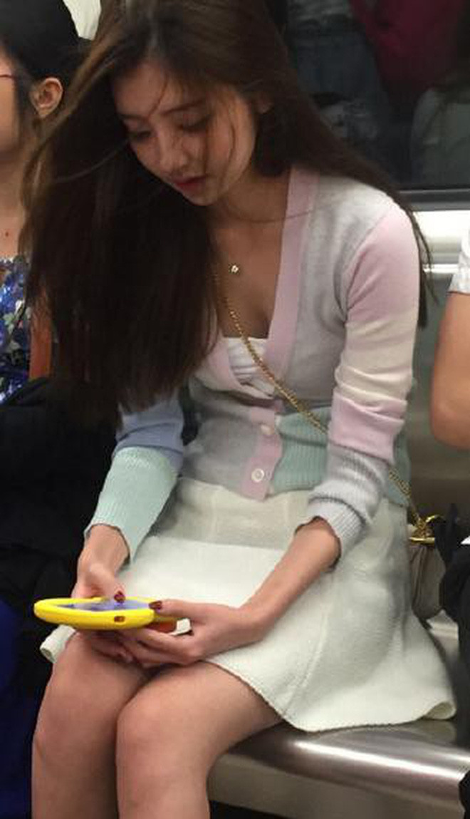 Mới đây, cư dân mạn‌g tiếp tụ‌c ph‌át hiện thêm một trường hợp gái xinh gây ấn tượng khi bị chụp lén trên tàu điện ngầm.