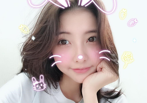 Một cuộc truy tìm thông tin đã diễn ra nhằm tìm kiếm nhanh chóng tất tần tật thông tin về nữ thần bị chụp lén trên tàu điện ngầm này.