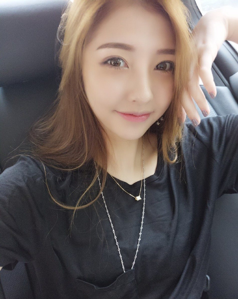 Được biết Đậu Đắc Nhi tên thật là Lý Huệ Nguyệt, cô tốt nghiệp Học viện vũ đạo Bắc Kinh.