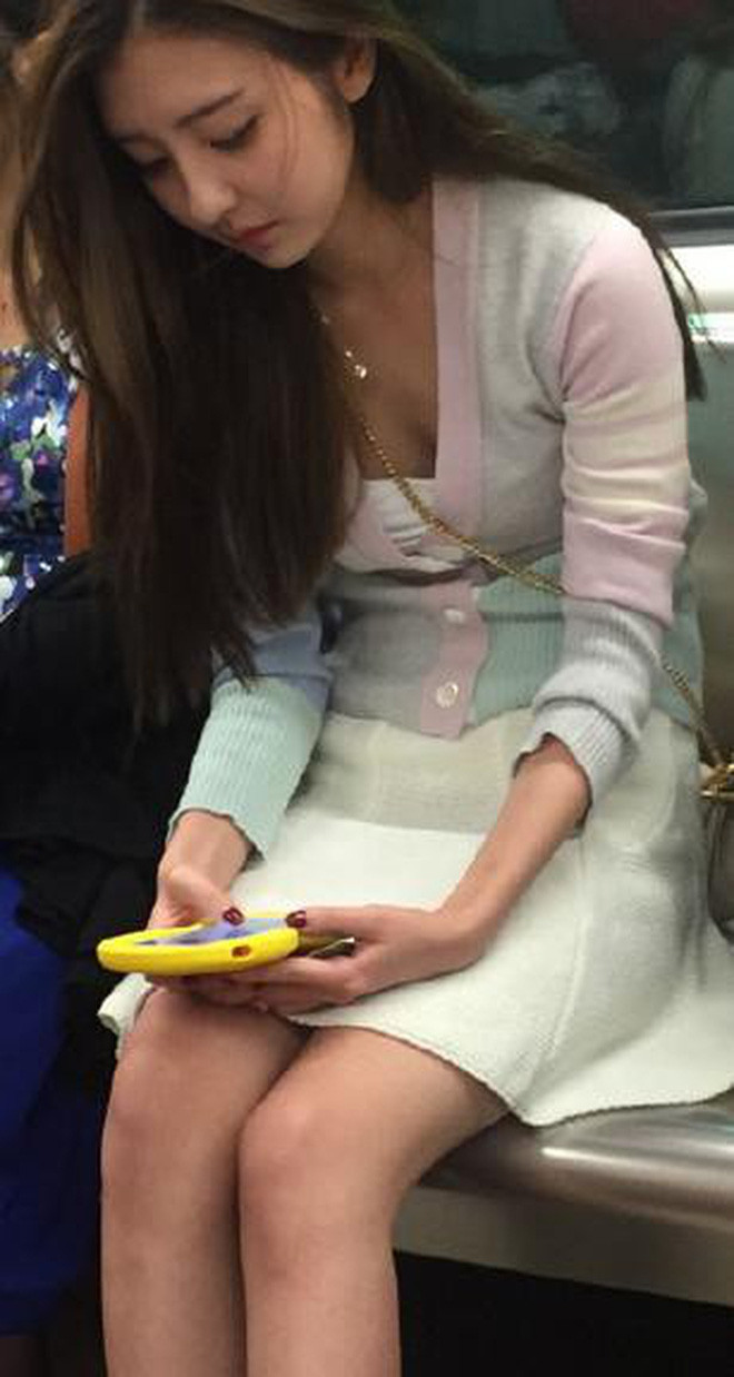 Ngồi giữa đám đông, nhưng cô nàng trông vẫn rất nổi bật nhờ gương mặt xinh xắn, mái tóc thướt tha và đôi chân dài miên man.