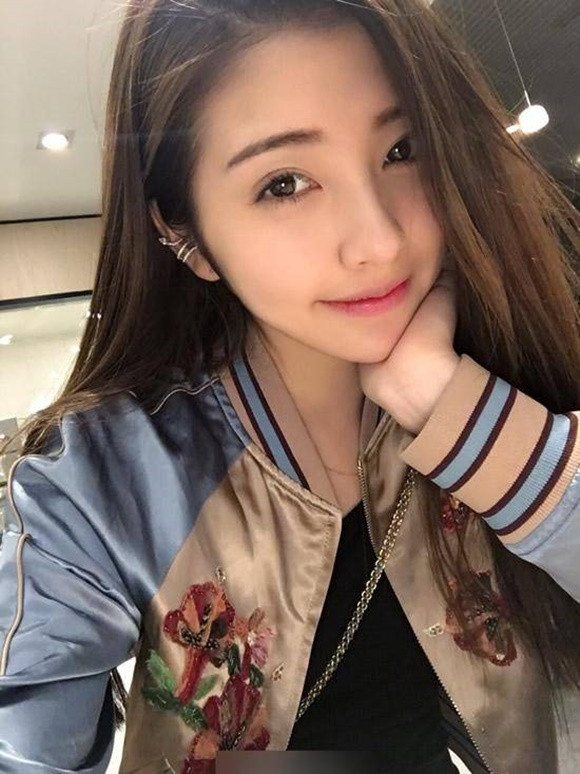 Không phải girl xinh vô danh nào, cô gái này chính là Đậu Đắc Nhi - người từng nổi tiếng MXH một thời với danh xưng bạn gái cũ của thiếu gia giàu nhất Trung Quốc Vương Tư Thông.