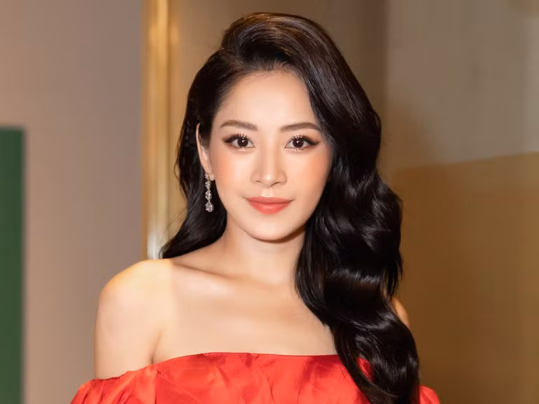 Instagram của Chi Pu luôn được update hàng ngày với những hình ảnh góc chụp đẹp, màu long lanh, nói về cuộc sống hàng ngày của cô nàng.