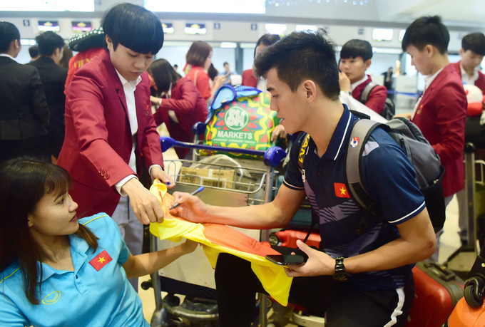 Thế nhưng sau đó, Tiến Linh đã chủ động lại gần hỏi han và tặng chữ ký cho các cầu thủ của tuyển nữ Việt Nam. Nam cầu thủ sinh năm 1997 hỏi han và rất quan tâm đến vết thương của Chương Thị Kiều.