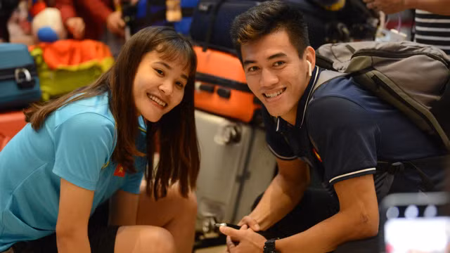 Trong quãng thời gian ở sân bay, Chương Thị Kiều và Nguyễn Tiến Linh trò chuyện thân thiết với nhau. Khoảnh khắc đó khiến nhiều người cảm động bởi tình cảm của các cầu thủ.