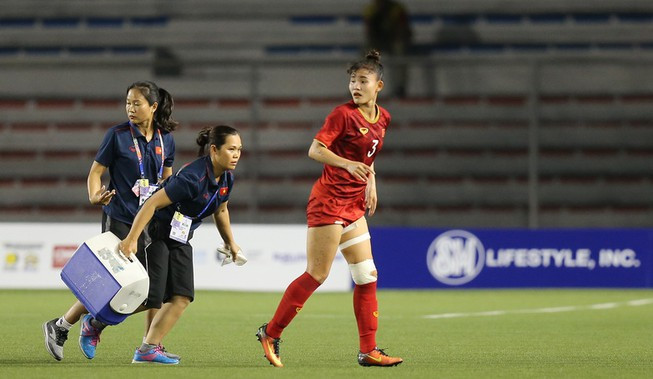 Ở hiệp 2, nữ cầu thủ Chương Thị Kiều ra sân với chiếc chân băng bó chằng chịt. Cô cho biết dù rất đau nhưng thấy đồng đội kiệt sức, chuột rút vẫn đứng dậy thi đấu nên cô không thể bỏ cuộc.
