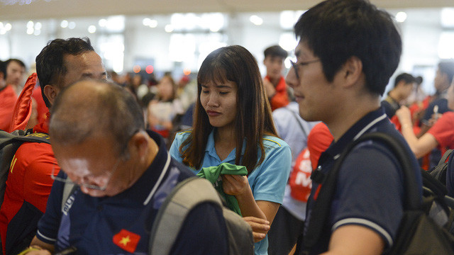 Ngày 11/12, đội tuyển nữ và U22 Việt Nam cùng ra sân bay về nước. Do bị chấn thương ở chân nên Chương Thị Kiều bị hạn chế đi lại, đây là lý do cô không thể xin được chữ ký của HLV Park Hang-seo dù rất thần tượng và cách ông chỉ vài bước chân.