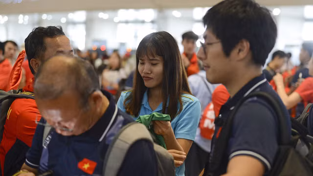 Ngày 11/12, đội tuyển nữ và U22 Việt Nam cùng ra sân bay về nước. Do bị chấn thương ở chân nên Chương Thị Kiều bị hạn chế đi lại, đây là lý do cô không thể xin được chữ ký của HLV Park Hang-seo dù rất thần tượng và cách ông chỉ vài bước chân.