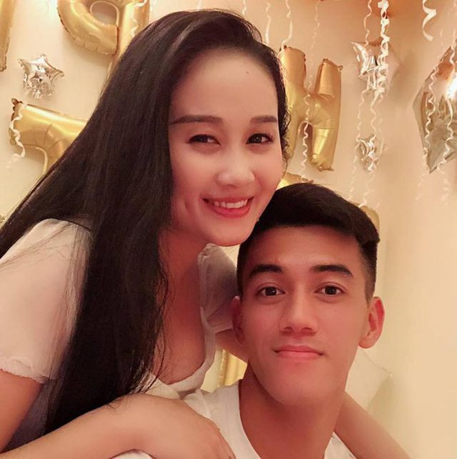 Ngọc Quyên (SN 1995, quê Nghệ An) là người mà Tiến Linh nhiều lần công khai yêu say đắm. Cô nàng tốt nghiệp ngành Múa trường ĐH Sân khấu - Điện ảnh và hiện đang là giáo viên múa. Thời gian gần đây, cặp đôi xoá hết ảnh của đối phương trên trang cá nhân đồng thời không tương tác trên mạng xã hội làm dấy lên tin đồn chia tay.