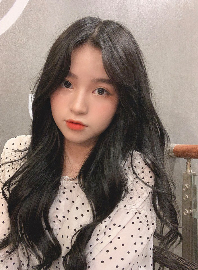 Trái lại, Thanh Thủy rất được chú ý nhờ vào khuôn mặt xinh đẹp, kèm theo đó là body quyến rũ của mình.