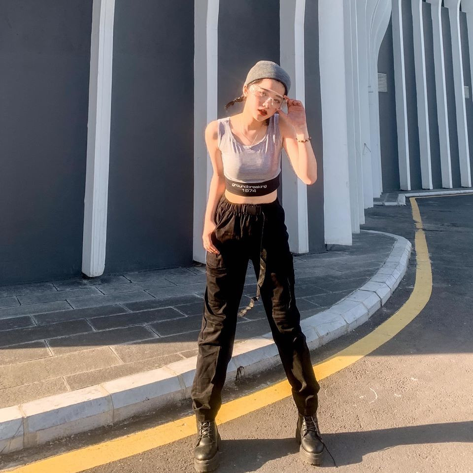 Hình ảnh của Khánh Ly diện áo dài được trang tin Sharefie của Trung Quốc chia sẻ rộng rãi. Trang tin này dành khen ngợi hết lời cho cô nữ sinh ĐH Hà Nội khi sở hữu gương mặt xinh đẹp cùng vóc dáng cực kì cuốn hút.