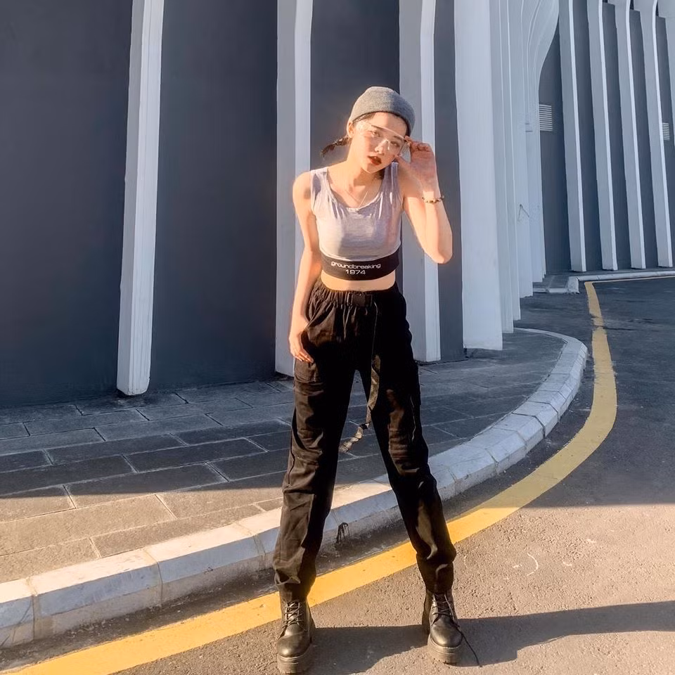 Hình ảnh của Khánh Ly diện áo dài được trang tin Sharefie của Trung Quốc chia sẻ rộng rãi. Trang tin này dành khen ngợi hết lời cho cô nữ sinh ĐH Hà Nội khi sở hữu gương mặt xinh đẹp cùng vóc dáng cực kì cuốn hút.