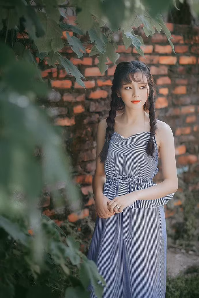 Với nụ cười xinh xắn, gương mặt thanh tú không góc chết, ngoài việc học, Linh Chi nhận được nhiều lời mời làm người mẫu ảnh cho nhiều shop thời trang, nhãn hàng.