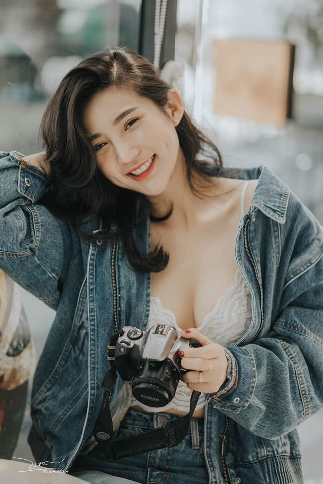 Vào cuối tháng 5 vừa qua, dân mạng biết đến cô nàng có tên Trương Võ Huyền Trân xuất hiện trên một trang tin Trung Quốc. Trang báo này khen ngợi hết lời hot girl Việt này khi sở hữu body nóng bỏng, quyến rũ.