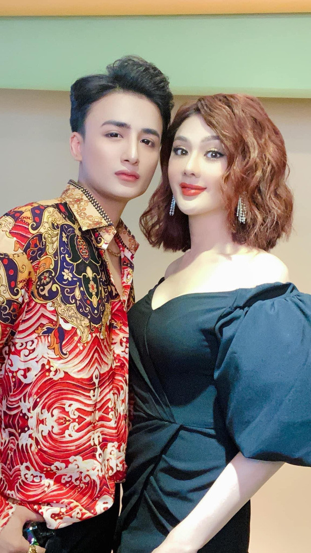 Trước những tấm hình trên, nhiều người hâm mộ đã bày tỏ sự tò mò không hiểu tại sao trông cô lại khác đến vậy đồng thời cho rằng Lâm Khánh Chi bình thường xinh hơn rất nhiều.