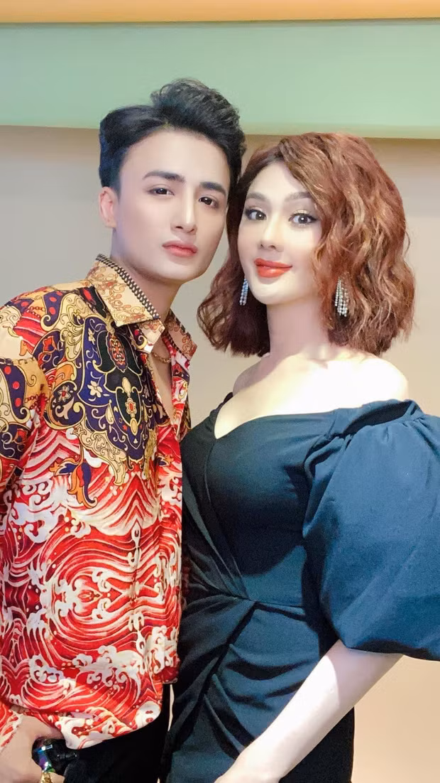 Trước những tấm hình trên, nhiều người hâm mộ đã bày tỏ sự tò mò không hiểu tại sao trông cô lại khác đến vậy đồng thời cho rằng Lâm Khánh Chi bình thường xinh hơn rất nhiều.