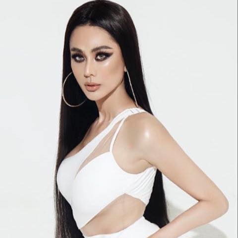 Nguyên nhân gây ra việc nhan sắc thay đổi của Lâm Khánh Chi được cho là do một phần lớn là đến từ kiểu trang điểm của cô nàng. Trong nhiều tấm hình, người hâm mộ thậm chí còn chẳng nhận ra người đẹp chuyển giới.