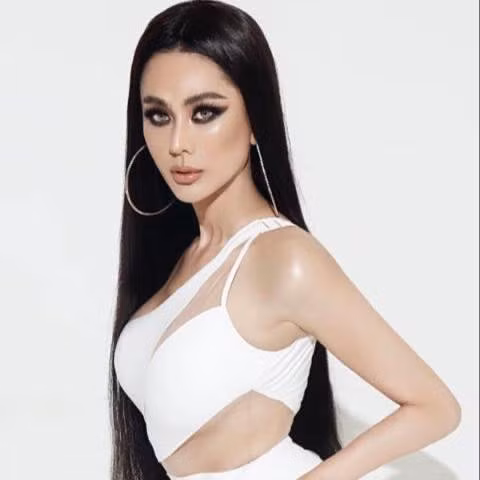 Nguyên nhân gây ra việc nhan sắc thay đổi của Lâm Khánh Chi được cho là do một phần lớn là đến từ kiểu trang điểm của cô nàng. Trong nhiều tấm hình, người hâm mộ thậm chí còn chẳng nhận ra người đẹp chuyển giới.