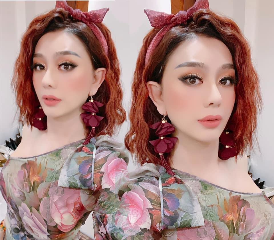 Lâm Khánh Chi tên thật là Huỳnh Phương Khanh, sinh năm 1977. Trước khi công khai chuyển giới, chị từng là một nam ca sĩ nổi tiếng được nhiều người biết đến với nghệ danh Lâm Chí Khanh.