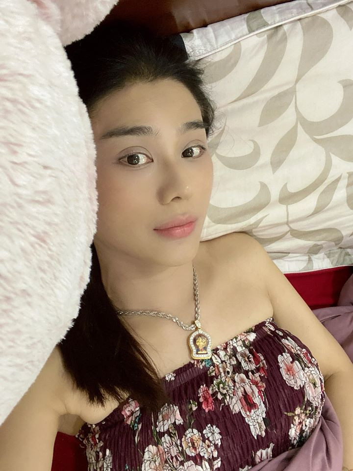 Lâm Khánh Chi không ngần ngại khoe mặt mộc trên mạng xã hội. Dân mạng nhận xét rằng bà mẹ một con sở hữu khuôn mặt sẵn nét xinh, chỉ cần trang điểm nhẹ nhàng đã cực kỳ ăn hình.