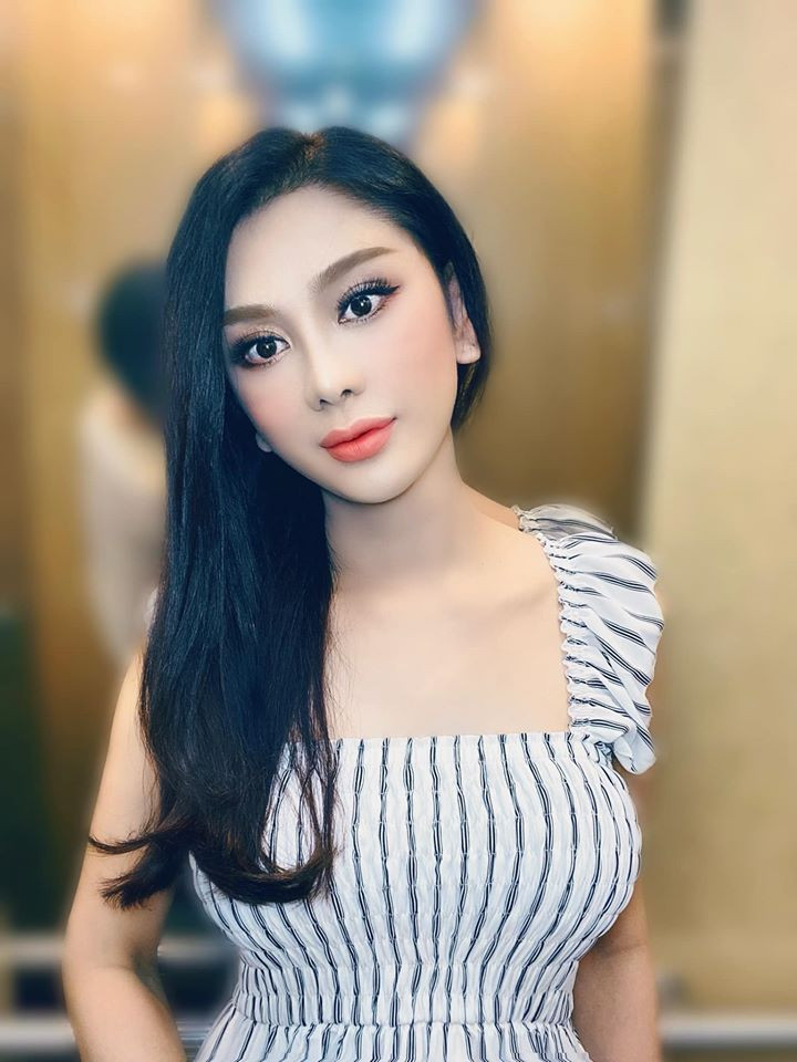 Trước đó, một số bức ảnh của Lâm Khánh Chi đã cho thấy nhan sắc khác lạ, không hề giống như lúc cô xuất hiện trước công chúng sau khi chuyển giới hoàn toàn.