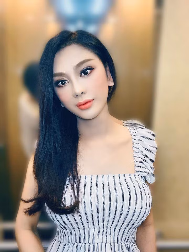 Trước đó, một số bức ảnh của Lâm Khánh Chi đã cho thấy nhan sắc khác lạ, không hề giống như lúc cô xuất hiện trước công chúng sau khi chuyển giới hoàn toàn.