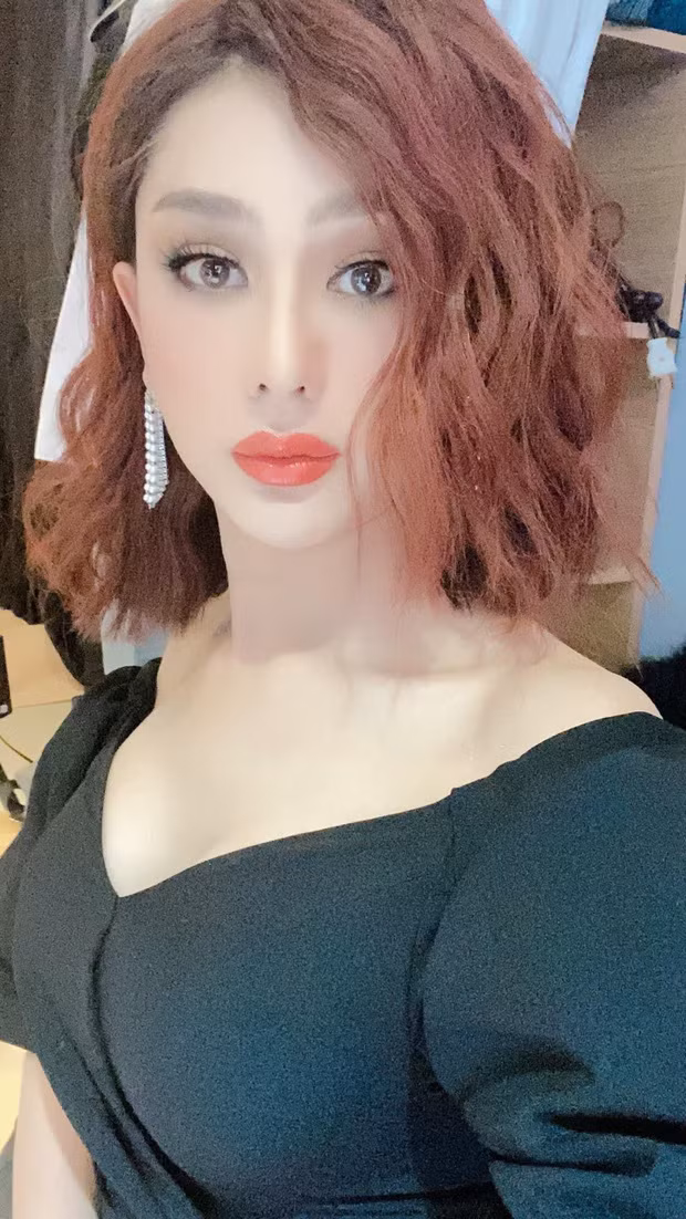 Khuôn mặt nhỏ và nhọn hoắt, đôi mắt to bất thường của người đẹp Lâm Khánh Chi trông lạ hoắc. Nhiều người cho rằng cô đã lạm dụng các app chỉnh sửa ảnh quá đà.