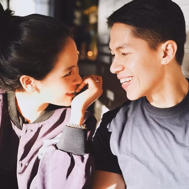 Ngôi sao trẻ nhận được nhiều sự ngưỡng mộ khi có mối tình đẹp bên Arsyah Rasyid (sinh năm 1990). Rasyid là người sáng lập, điều hành PT Kokatto Teknologi Global - công ty cung cấp phần mềm thông báo tự động giúp các ngân hàng, công ty bảo hiểm và công ty công nghệ ở Indonesia tiếp cận khách hàng của họ một cách dễ dàng hơn.