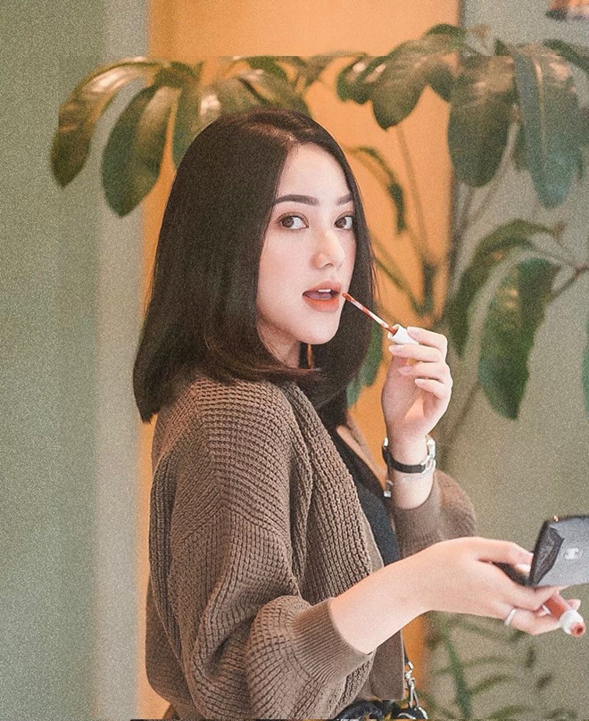 Sở hữu vẻ ngoài xinh đẹp cùng thân hình chuẩn, hot girl 9X được mời làm mẫu ảnh, đóng quảng cáo cho nhiều nhãn hàng và tham gia chương trình truyền hình.