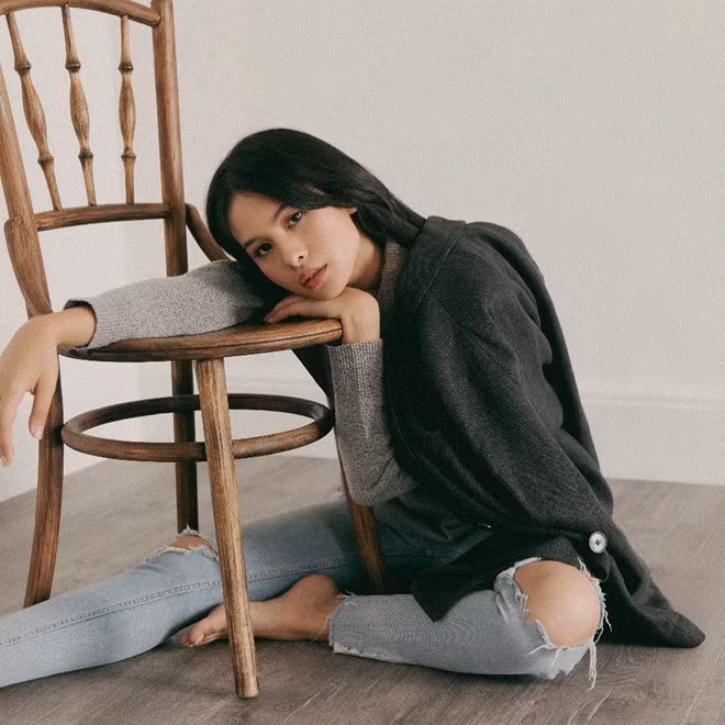 Ayunda còn được biết đến với thành tích học tập tốt khi tốt nghiệp chuyên ngành Kinh tế chính trị, Đại học Oxford. Hiện tại, trang cá nhân của hot girl 9X Indonesia thu hút tới hơn 10 triệu lượt theo dõi.