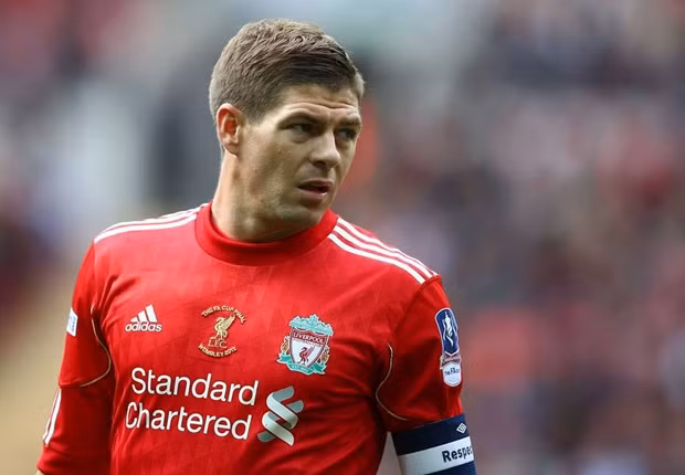 Steven Gerrard (Liverpool): Tiền vệ của Liverpool thực sự gây nhiều tranh cãi khi anh chưa giành được một chức vô địch Ngoại hạng Anh nào trong suốt 16 năm thi đấu tại giải này. Dẫu vậy, với tài năng và lòng trung thành của mình, Gerrard cũng xứng đáng được vinh danh. Đã có 4271 lượt bình chọn trên Goal.com dành cho tiền vệ này. 