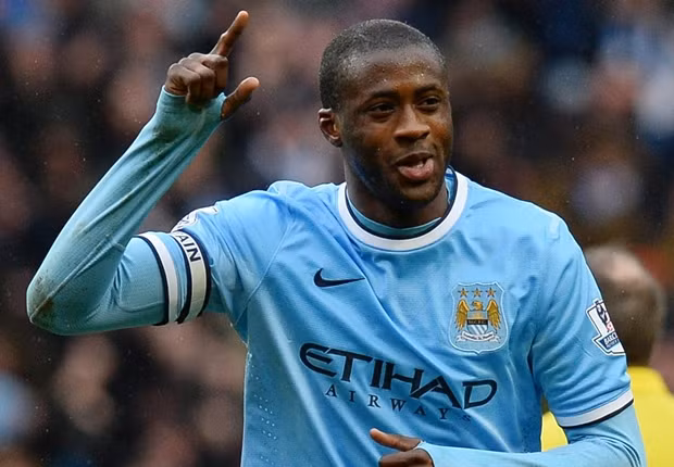 Yaya Toure (Manchester City): Thi đấu tại Manchester City 4 năm rưỡi, tiền vệ người Bờ Biển Ngà cũng đã kịp bỏ túi 2 chức vô địch cùng nửa Xanh thành Manchester. Với tốc độ, sức mạnh và kỹ thuật, anh quá hoàn hảo tại vòng tròn giữa sân.
