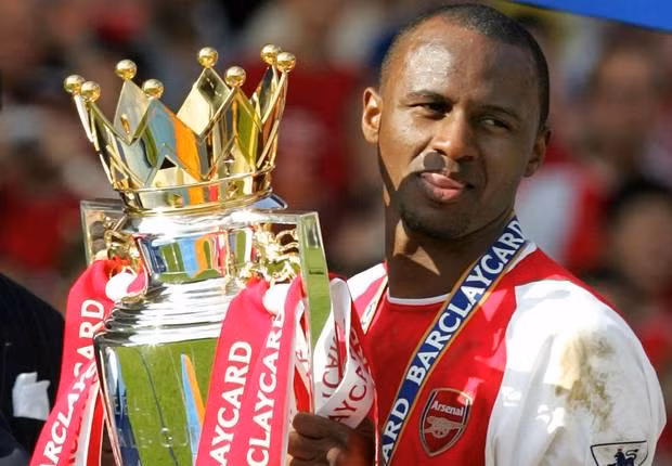  Patrick Vieira (Arsenal): Chuỗi 49 trận bất bại của Arsenal có được một phần cũng nhờ sự xuất sắc của Vieira ở giữa sân. Với sức mạnh của mình, tiền đạo trung tâm này thực sự tạo ra một hòn đá tảng phía trước hàng phòng ngự Pháo thủ. Giành được 3 chức vô địch Ngoại hạng Anh trong 9 mùa ở Arsenal, Vieira là tượng đài ở Emirates. Những màn đối đầu giữa anh và Roy Keane đã tạo nên bản sắc riêng cho các trận Arsenal gặp Manchester United.