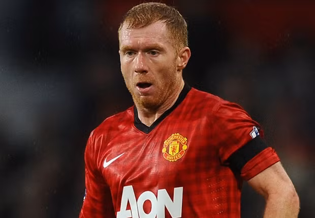 Paul Scholes (Manchester United): Người hâm mộ sẽ không thể quên những đường chuyền dài chuẩn xác đến từng milimét, những cú sút xa sấm sét đã thành thương hiệu của Scholes. “Hoàng tử tóc vàng” thực sự là ông vua của khu trung tuyến MU, để rồi sau khi anh rời đi, người ta vẫn loay hoay trong công cuộc tìm kiếm người kế vị. Trong 20 năm thi đấu tại Ngoại hạng Anh, Scholes đã vinh dự được nâng cao chiếc cúp 11 lần, nhiều hơn tất cả các cầu thủ khác trong bảng xếp hạng này.