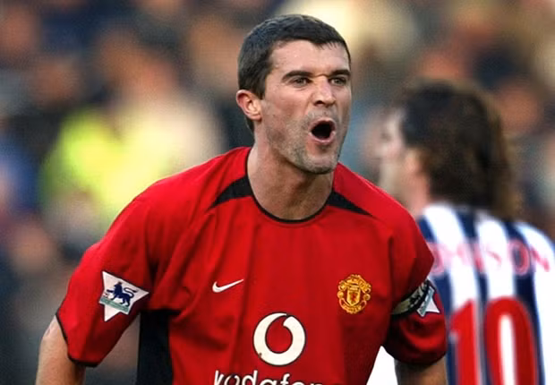  Roy Keane (Manchester United): Roy Keane là tiền vệ trung tâm thực sự tạo nên phòng tuyến vững chắc cho hàng tứ vệ Manchester United bằng lối chơi máu lửa, quả cảm và đầy sức mạnh. Anh sẵn sàng làm mọi thứ để ngăn cản sự uy hiếp của đối thủ, thậm chí là bị phạt thẻ đỏ. 7 chức vô địch Ngoại hạng Anh trong hơn 11 mùa giải ở Old Trafford là bằng chứng cho sự thành công của anh.