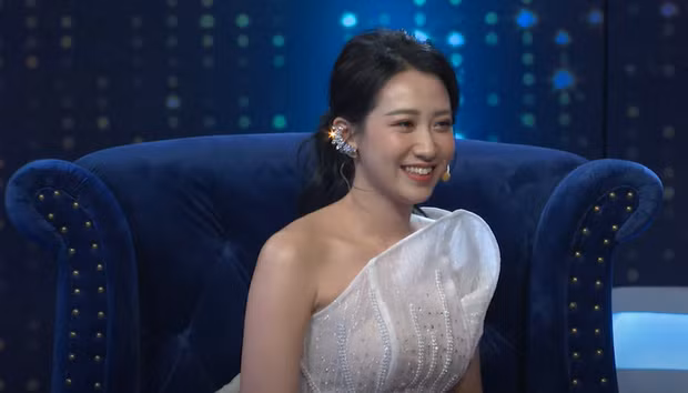 Ngay từ trailer giới thiệu tập 6 của Người ấy là ai mùa 3, cư dân mạng đã khen ngợi nữ chính Kiều Ly Phạm quá xinh đẹp. Rất nhiều nữ chính từng bị dìm hàng nhan sắc khi xuất hiện tại chương trình hẹn hò này nhưng Kiều Ly Phạm vẫn chứng tỏ đẳng cấp ngoại hình của mình.