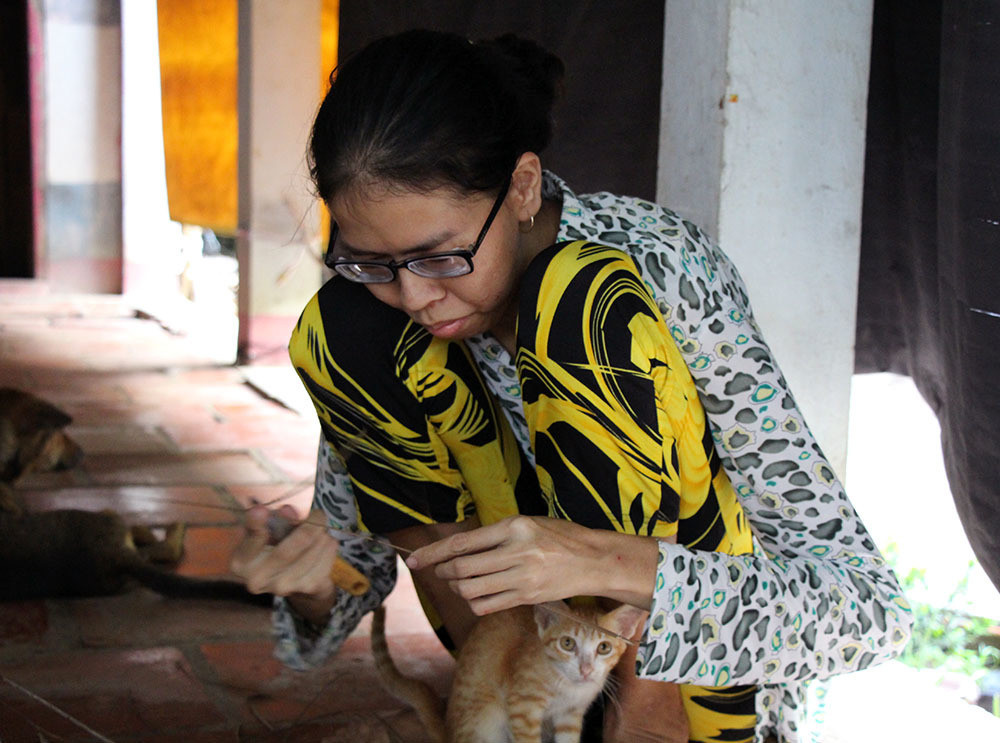 Dù ngoại hình khác biệt, tuy nhiên Hoa là người con hiếu thảo, thương mẹ, muốn đỡ đần mẹ trong mọi công việc.