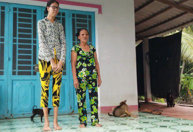 "Hoa chưa yêu ai bao giờ, phần vì nó hay đau yếu, phần vì cao quá, mà tôi lại nghèo", bà Nga ngậm ngùi.