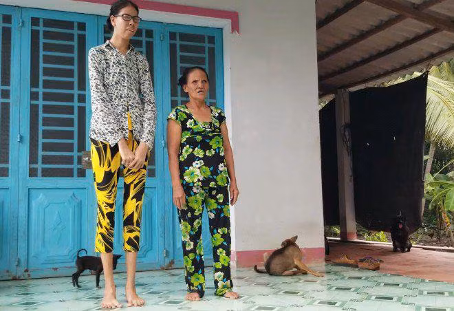 "Hoa chưa yêu ai bao giờ, phần vì nó hay đau yếu, phần vì cao quá, mà tôi lại nghèo", bà Nga ngậm ngùi.