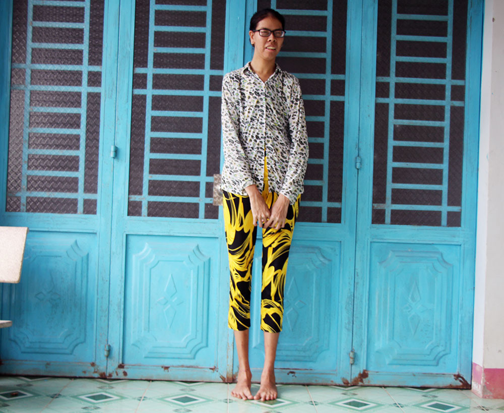 Thương mẹ vất vả, Hoa luôn cố gắng đỡ đần, làm thêm phụ giúp. Cuộc sống của cô ngày ngày chỉ quanh quẩn, bầu bạn với mấy con chó trong nhà.